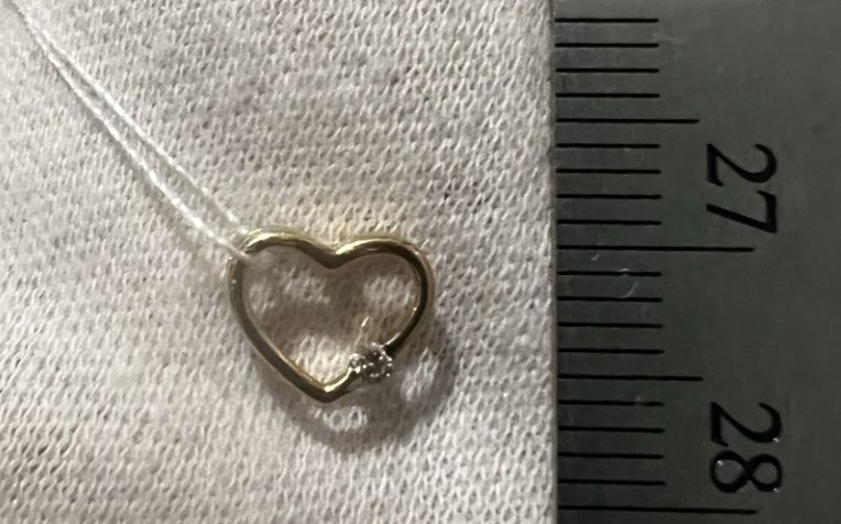 Золотий підвіс у формі серця з діамантом