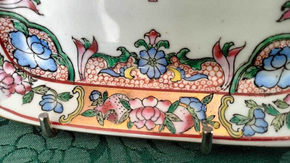 Lote de porcelana oriental pintada à mão e ouro