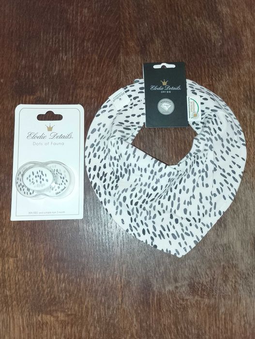 Продаётся комплект соска пустышка и слюнявчик для малыша