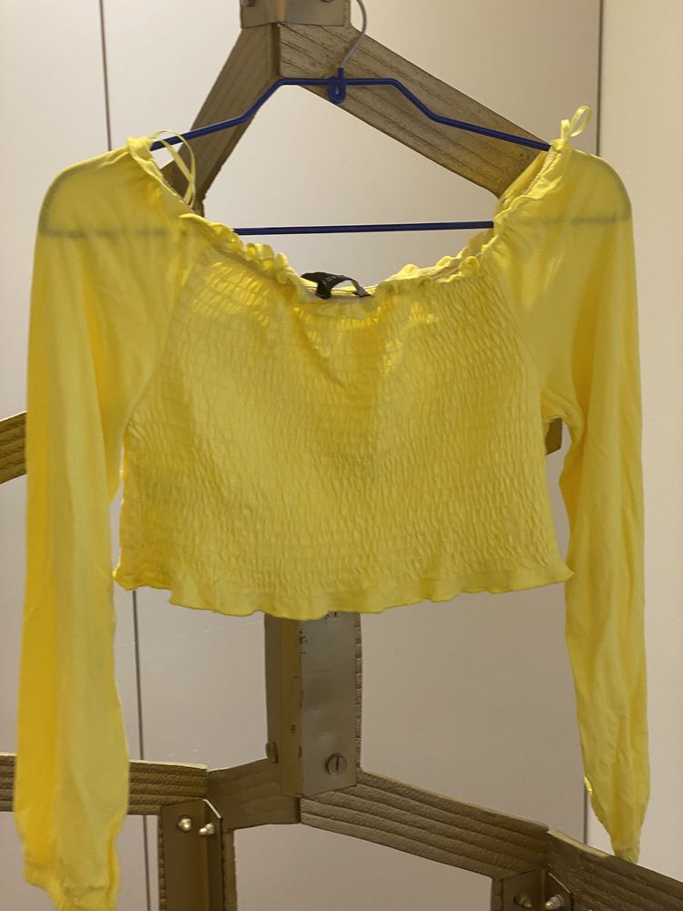 Top amarelo de manga comprida