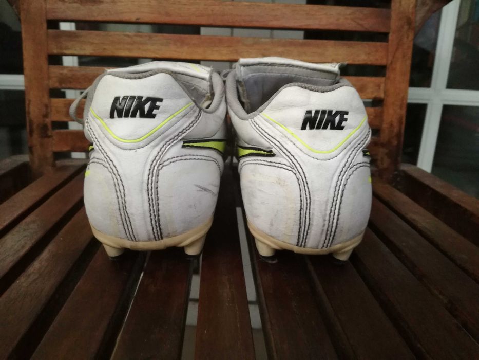 Chuteiras com pitons tênis sapatilhas para futebol da Nike Tiempo