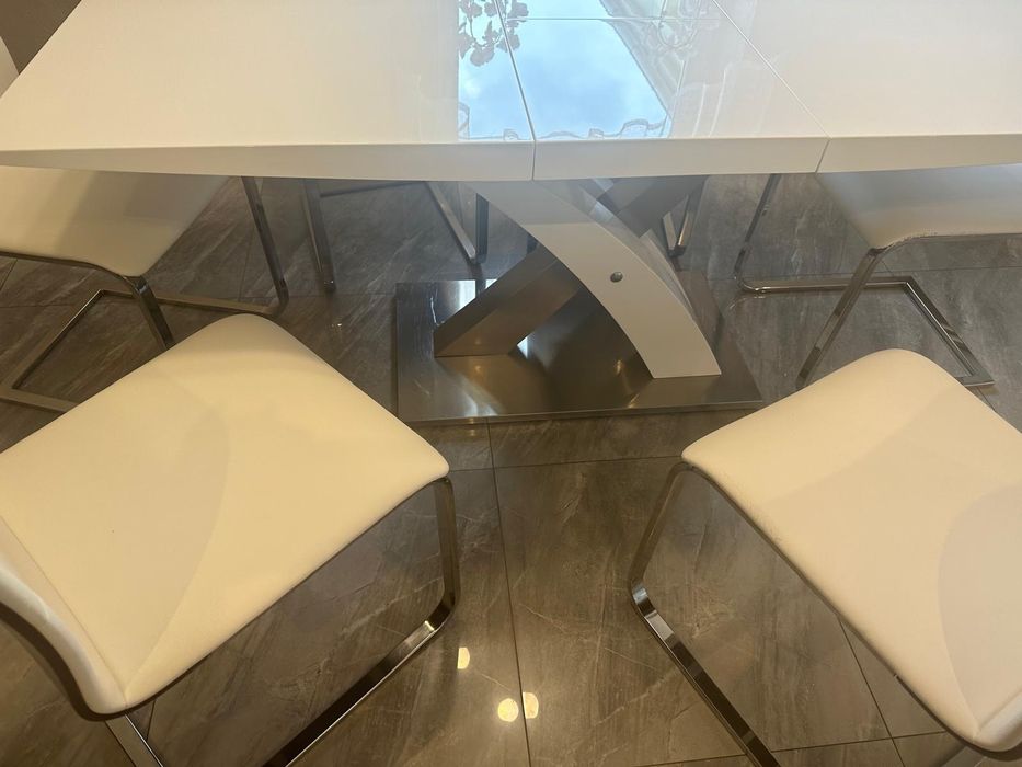 Stół i 6 krzeseł firma Paged, biały połysk