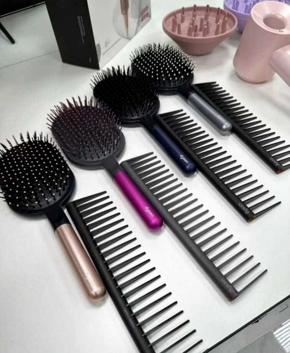 Гребінець Dyson синього кольору — інновація для вашого волосся