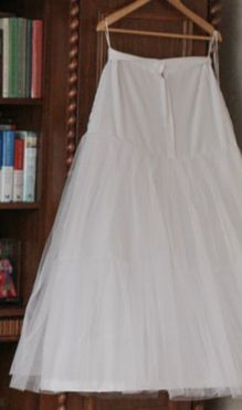 Klasyczna suknia ślubna na jedno ramię
