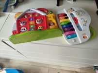 Dwie zabawki interaktywne w tym pianino fisher price