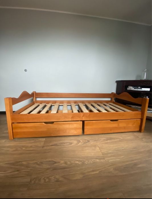 Drewniane łóżko