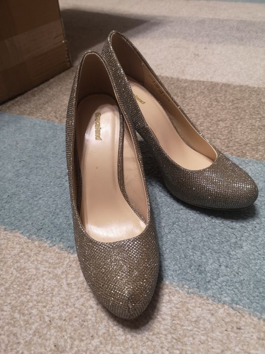 Złote buty na obcasie