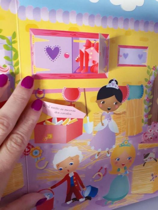 Livro - Espreita e descobre - O palácio das princesas