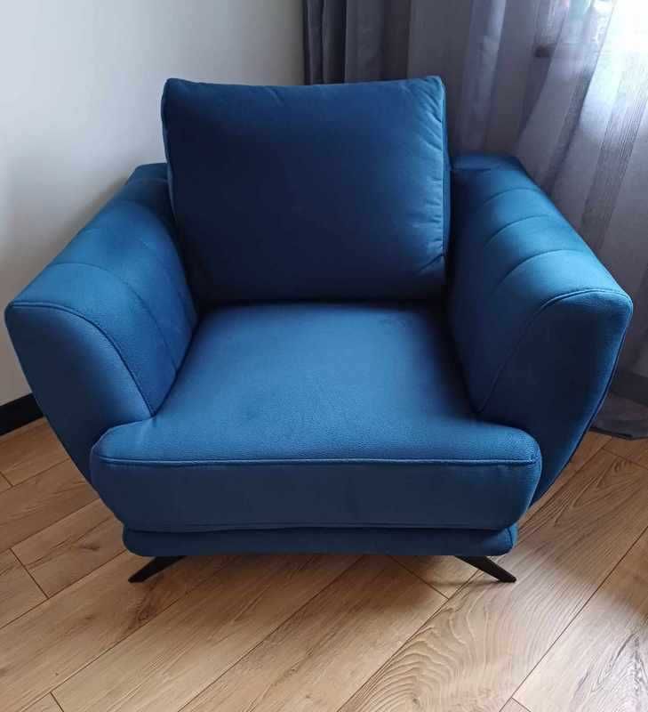 Tapicerowany duży fotel