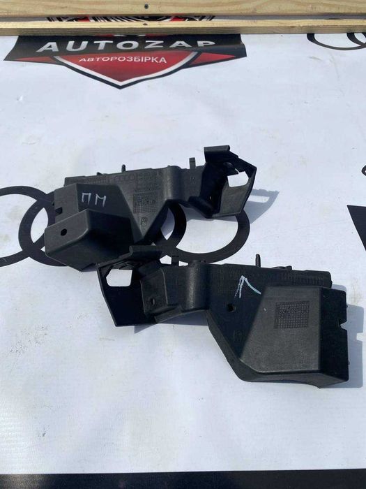 Кріплення бампера Ауді Q5 правий 8R0807284C лівий 08R807283C