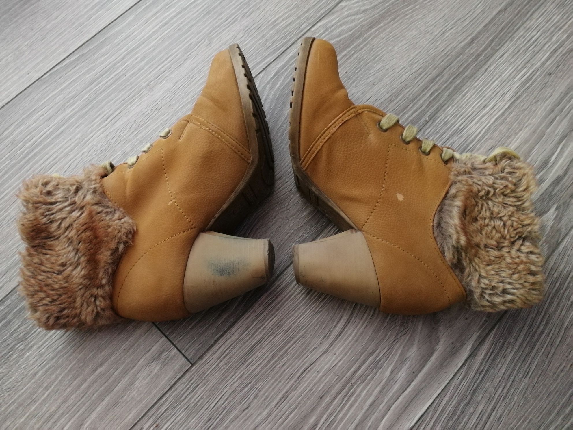 Wielka wyprzedaż obuwia! Camelowe kozaki z futerkiem CCC r. 37