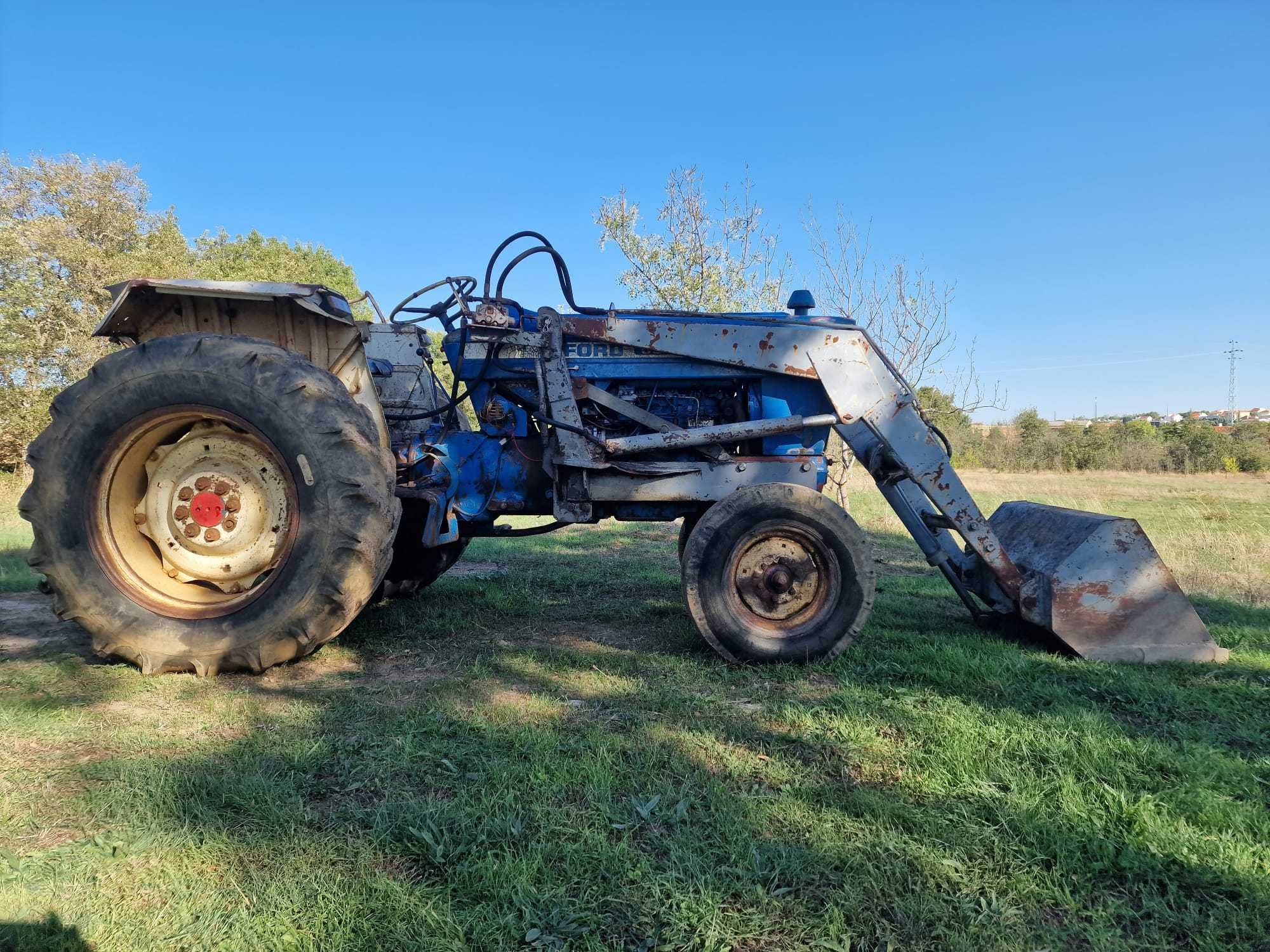 Trator Ford 5600 com frontal - Matriculado