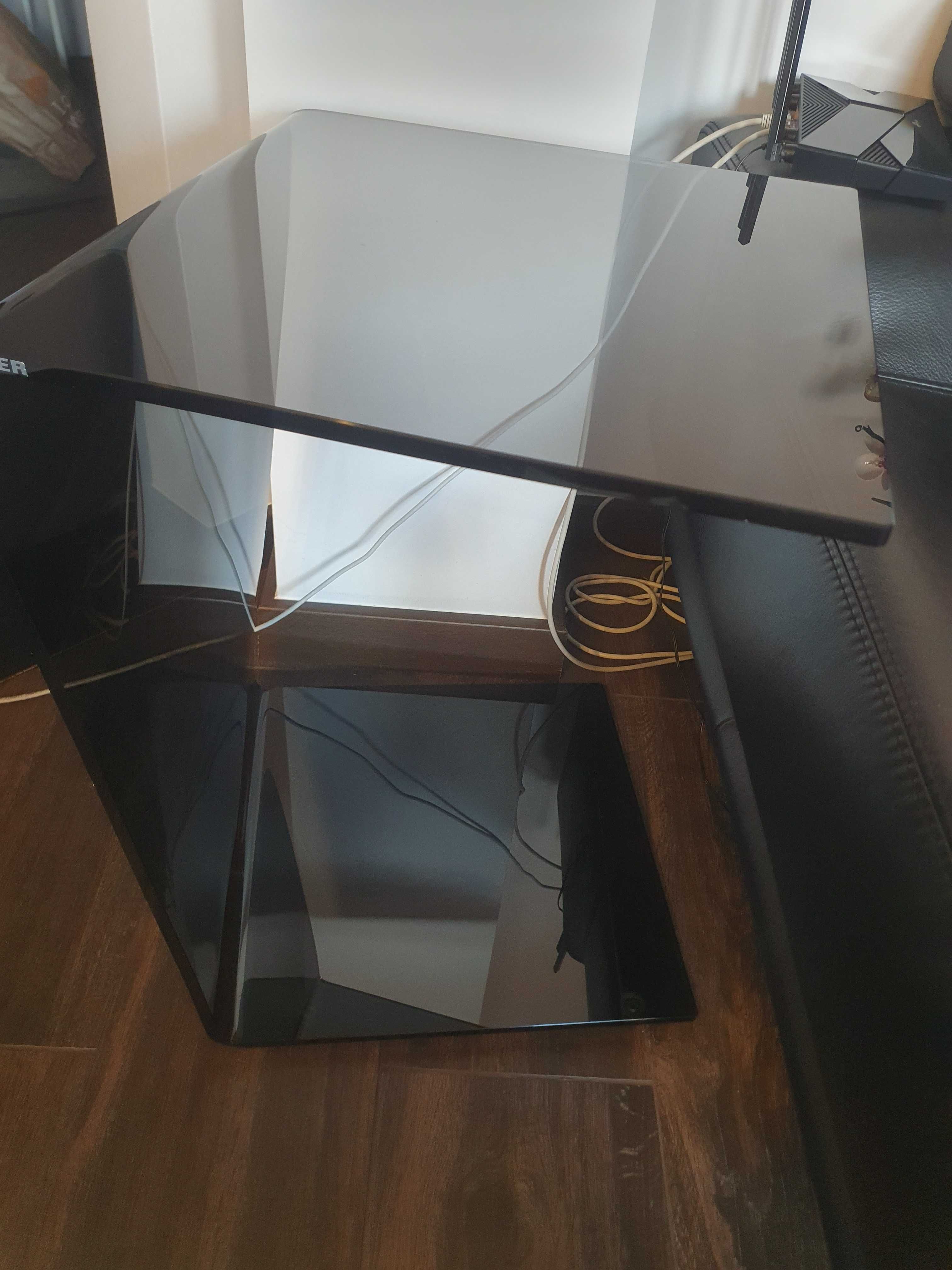 Szklany asymetryczny stolik marki Kler