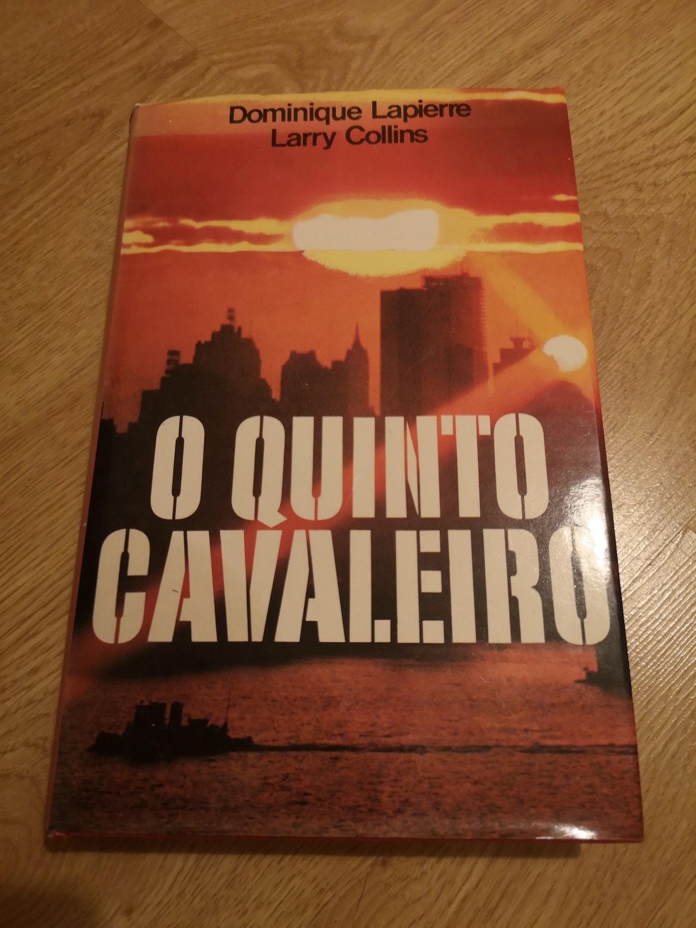 Livro " O quinto cavaleiro"