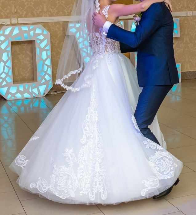 Suknia ślubna (r. 36)