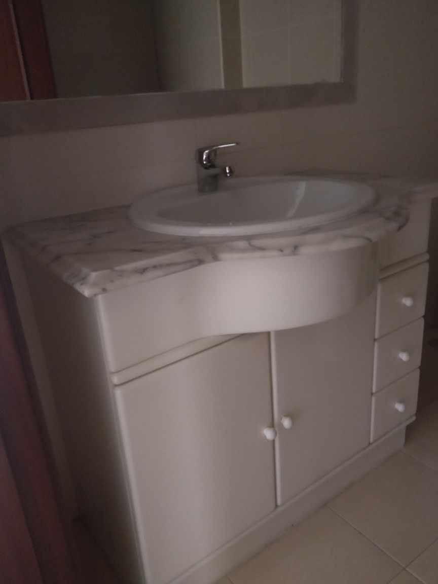 Moveis de casa de banho com lavatório embutido e pedra mármore.