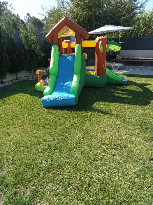 Vende se insuflável selva