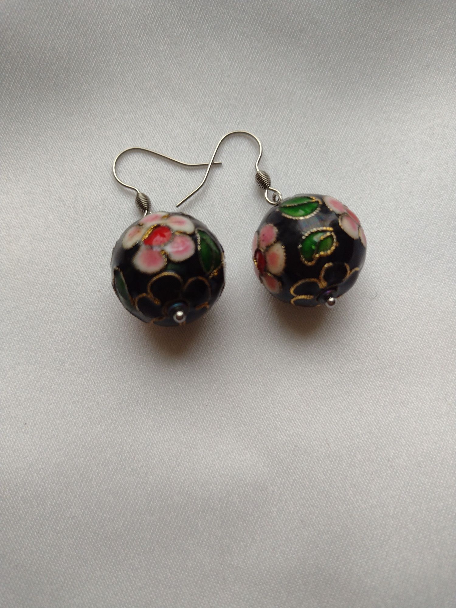 kolczyki kule 2cm cloisonne czarne w kwiaty