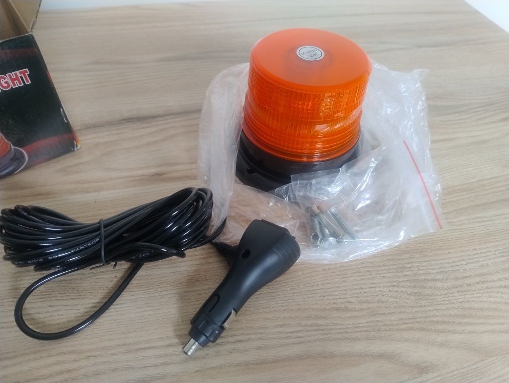 Kogut pomaranczowy lampa błyskowa