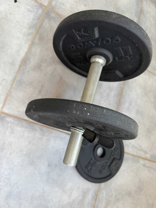 Ginásio metálico: halteres, 93 kg pesos, banco. Não utilizado.