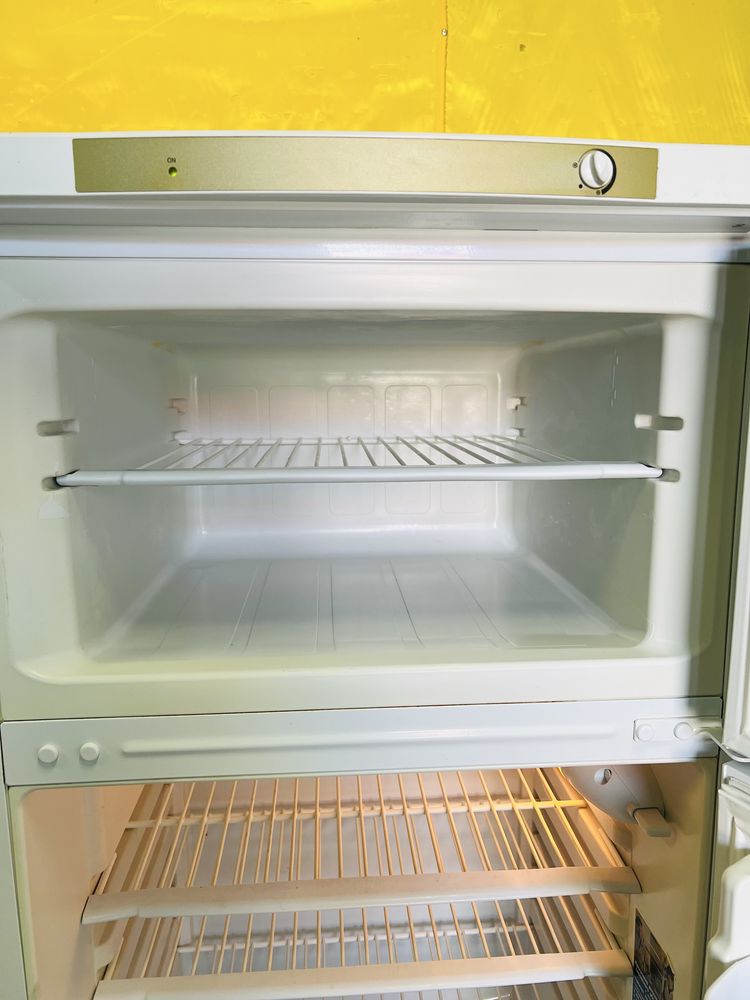 Двухкамерный холодильник Indesit ST145