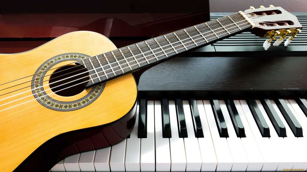 Викладач фортепіано, сінтезатора, гітари, теорії музики, гармонії.