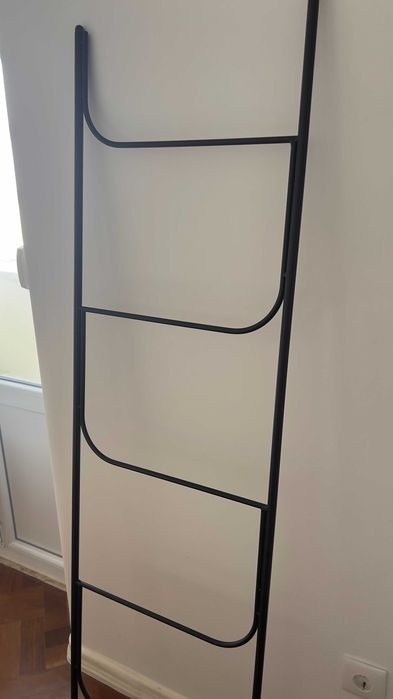 Escada Preta WC Casa Shops