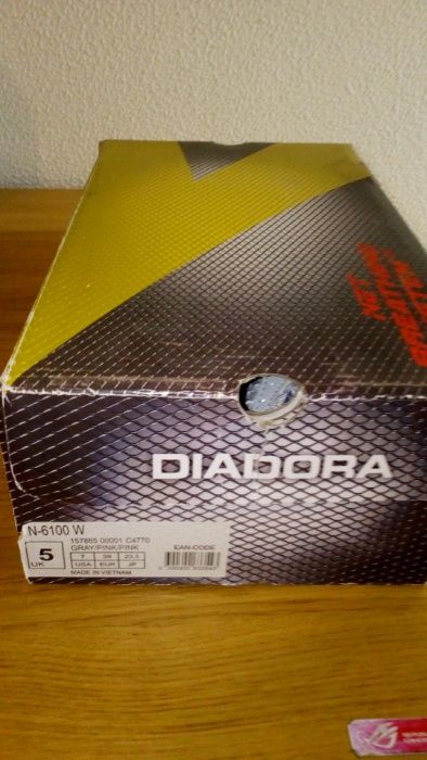 Ténis, marca DIADORA, NOVOS