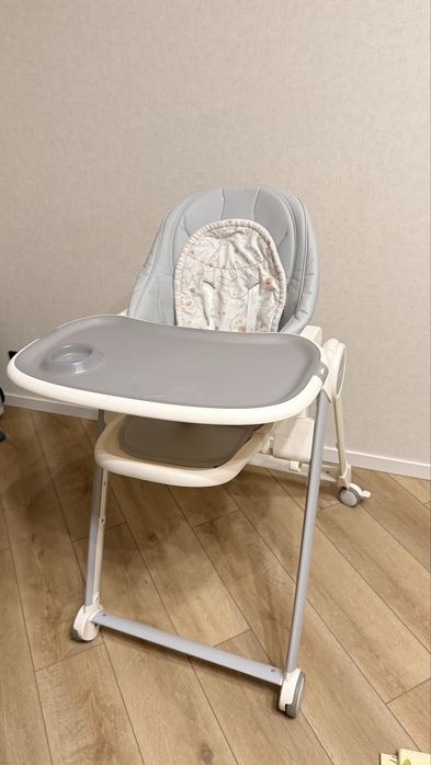 Дитячий стільчик для годування
