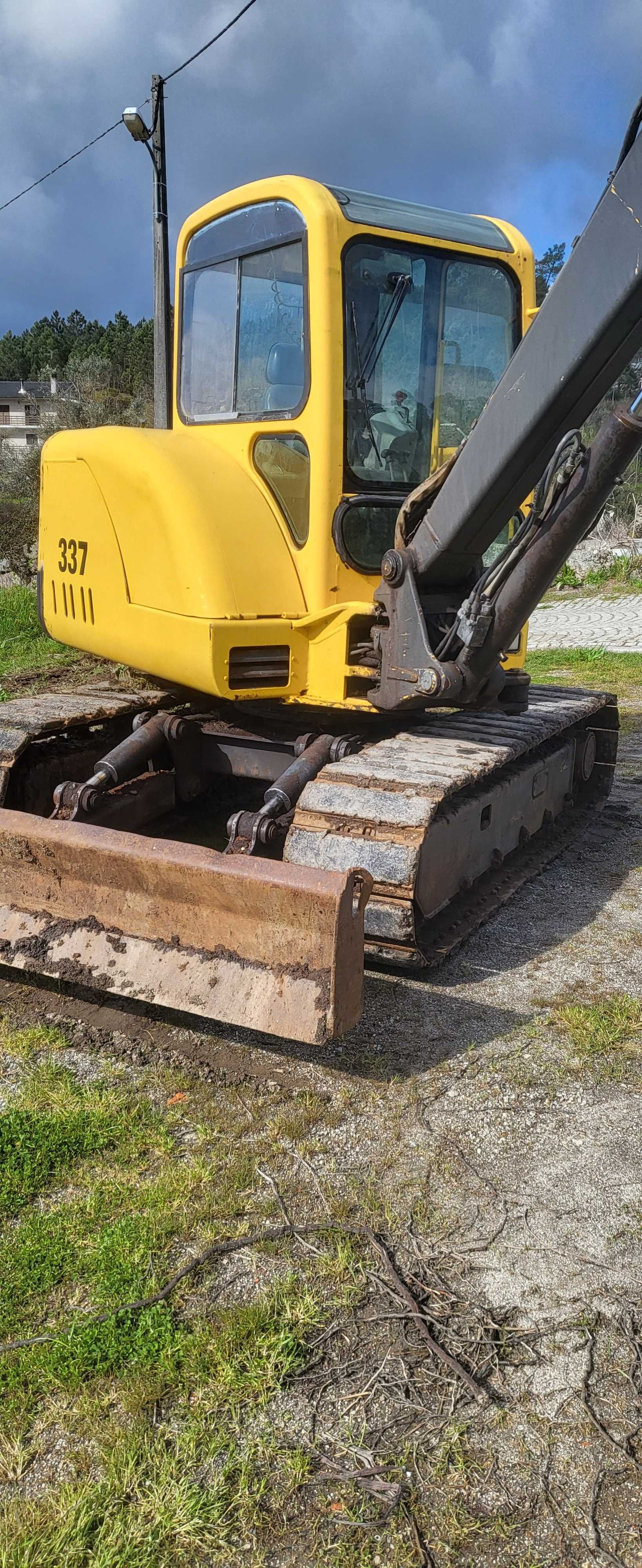 Mini giratoria bobcat 337 de 5 toneladas