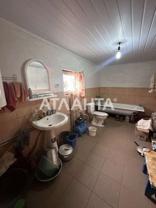 Будинок з комунікаціями, центр села, 60 м2, + господарство