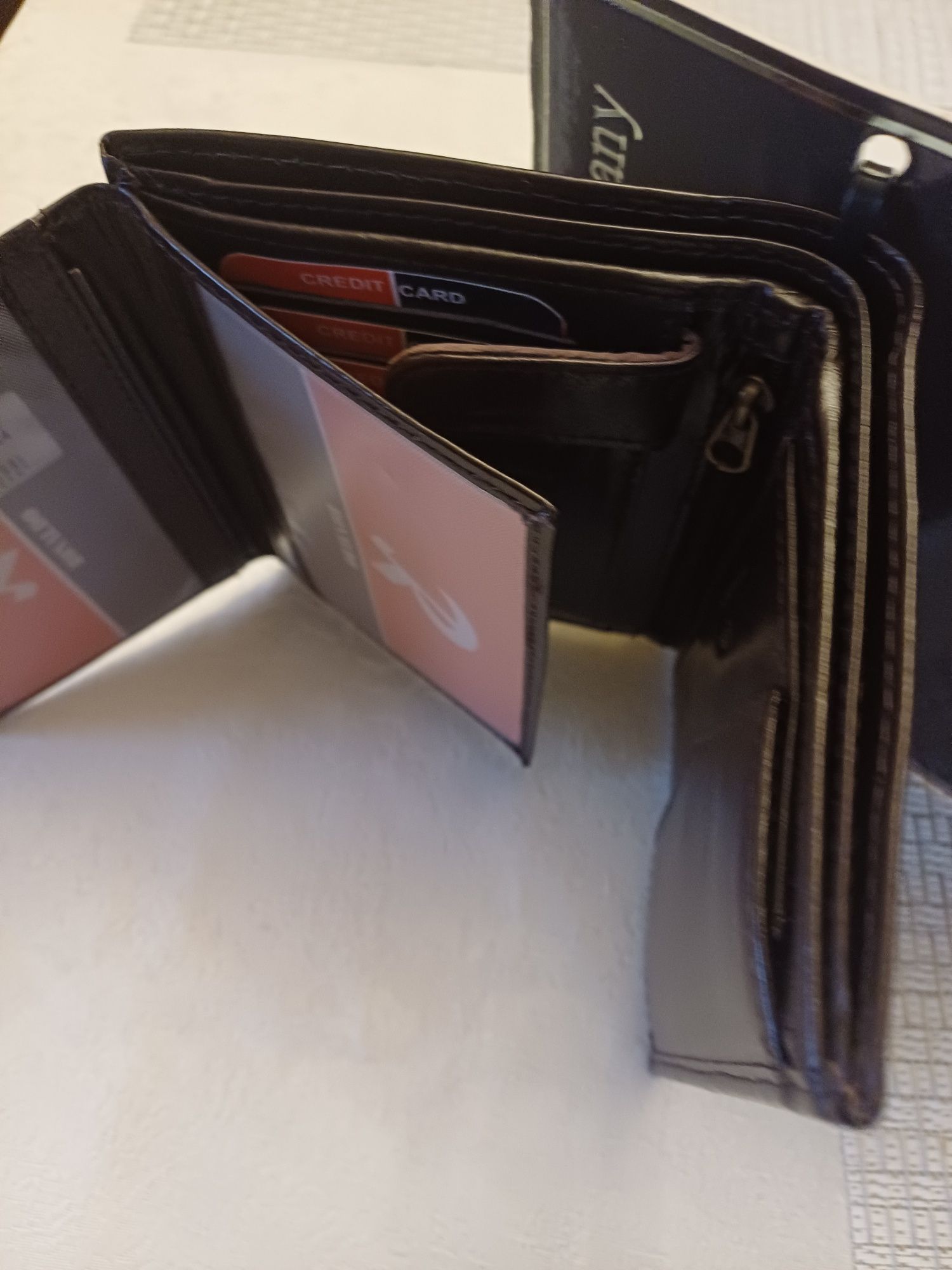 Nowe portfele skórzane dam i męski