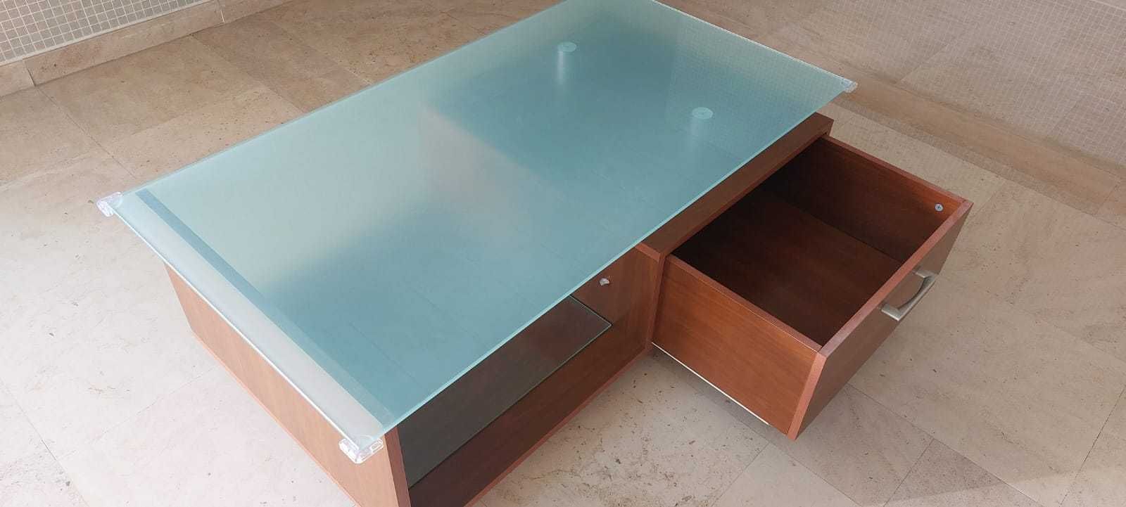 Mesa sala de estar com tampa em vidro com muito arrumo em bom estado