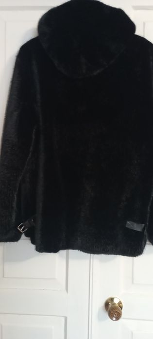 Суперова норкова шубка з екохутра чорного кольору.
