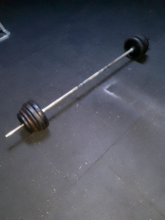 Banco de peito horizontal azul / barra com pesos