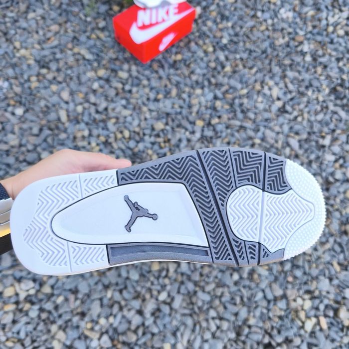 Кросівки зимові Nike Air Jordan 4 з хутром світло-сірі акція