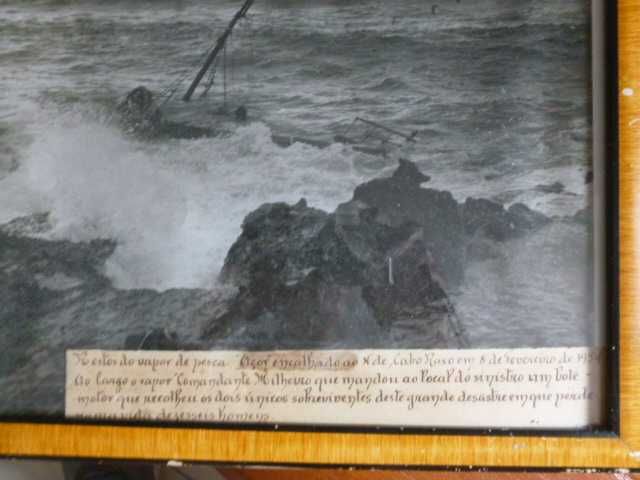 Fotografia quadro com historia sobre naufrágio no Cabo Raso, 1954