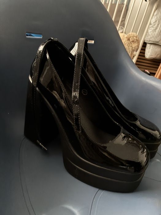 Lakierowane czarne buty na platformie