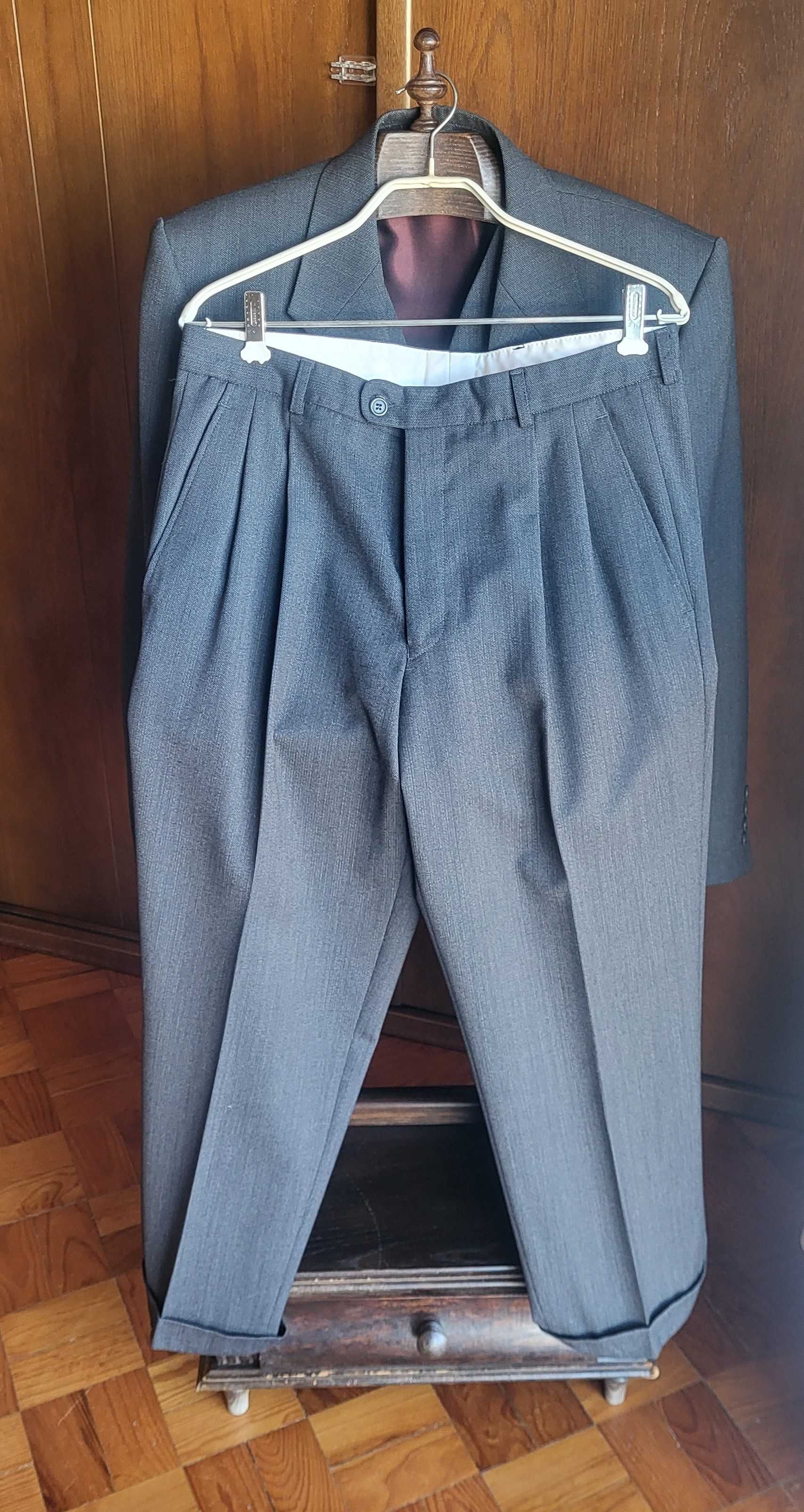 Fato completo (blazer, colete e calças) em tom cinza - tam 48