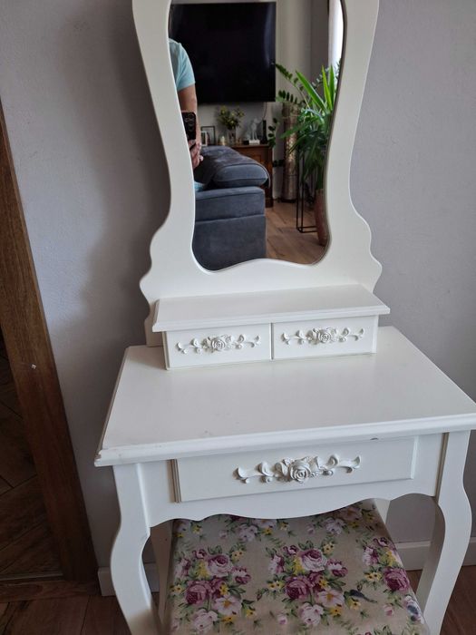 Biała toaletka kosmetyczna z lustrem i taboretem