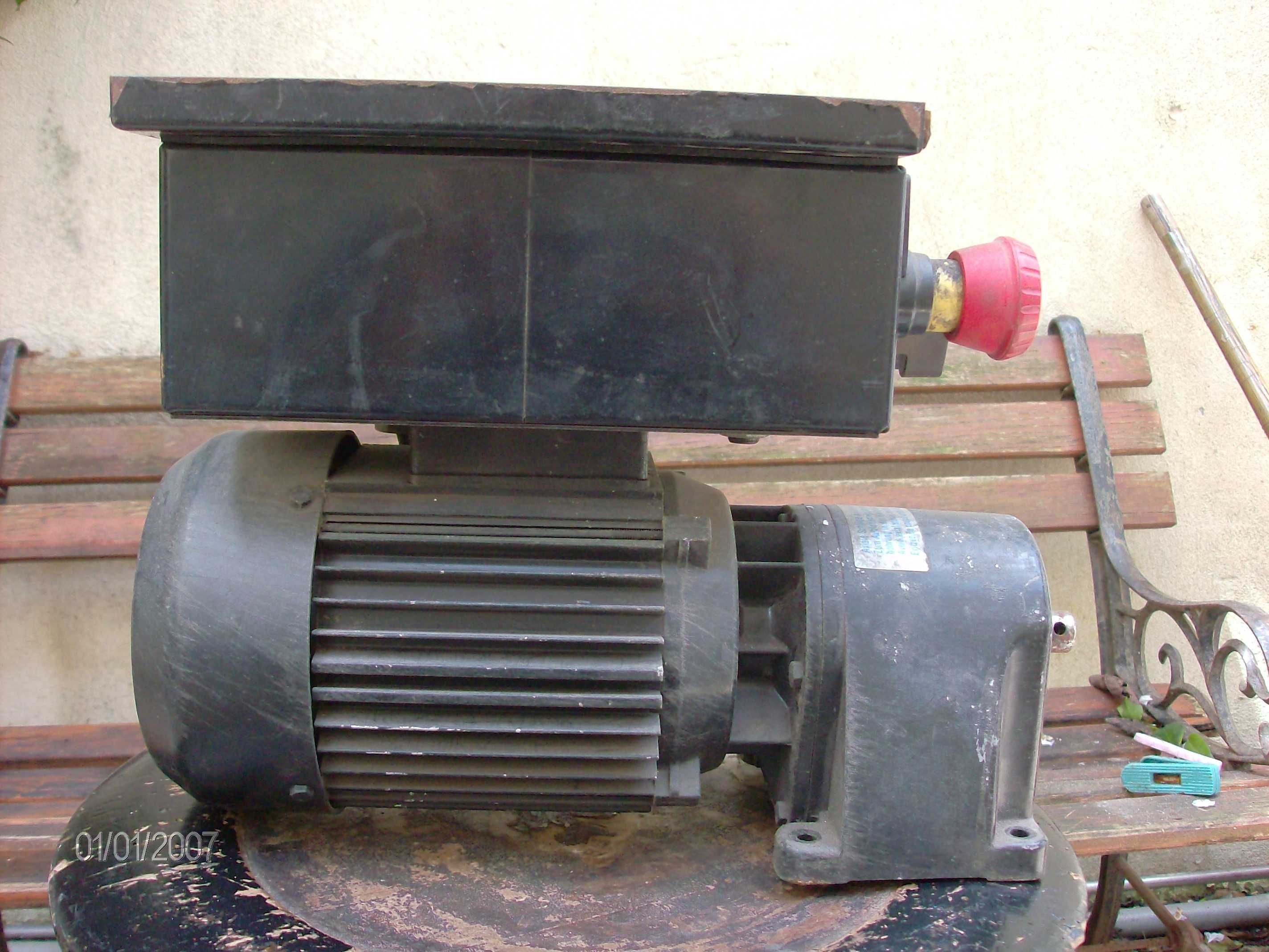 Motor electrico com caixa desmultiplicada