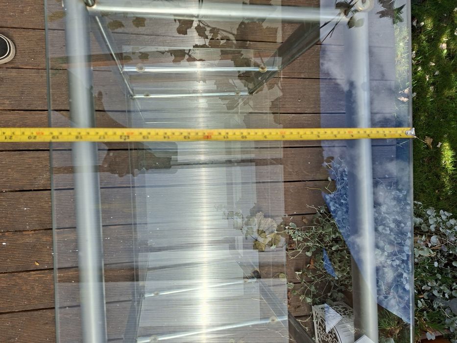 Szklany stolik kawowy z metalowym stelażem, 3 półki
> 
>