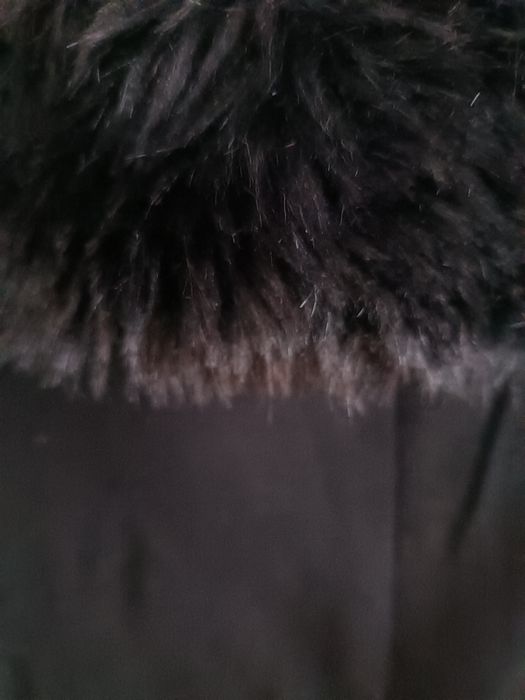 Sweter czarny M z futrzanym kołnierzem, hit nadchodzącego sezonu