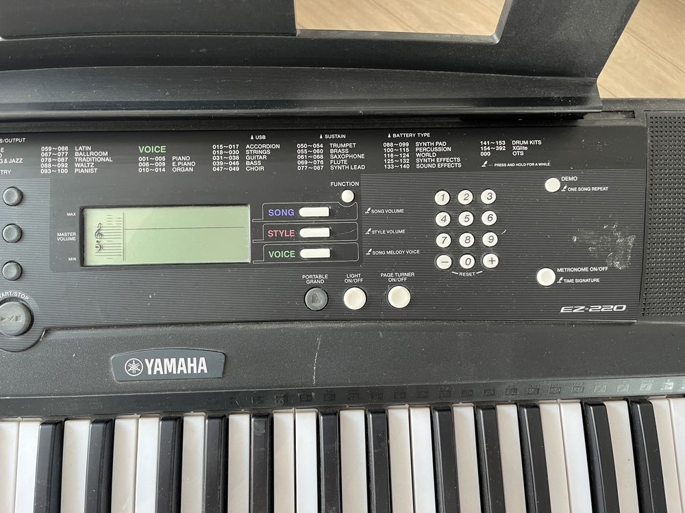 Keyboard Yamaha ze statywem i słuchawkami w komplecie EZ-220