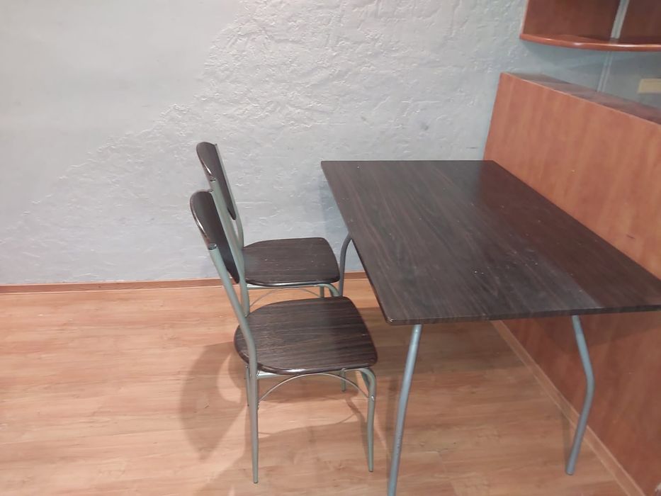 Stół kuchenny i 2 krzesła