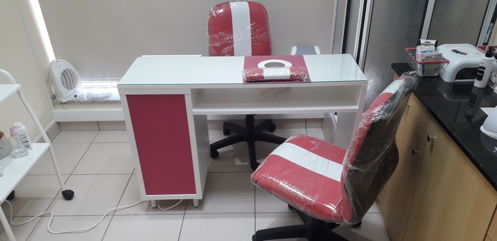 Mesas manicure ,balcão recepção e cadeiras