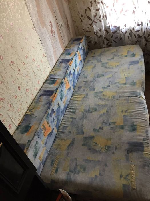Продаю диван двухместный, отличное состояние.