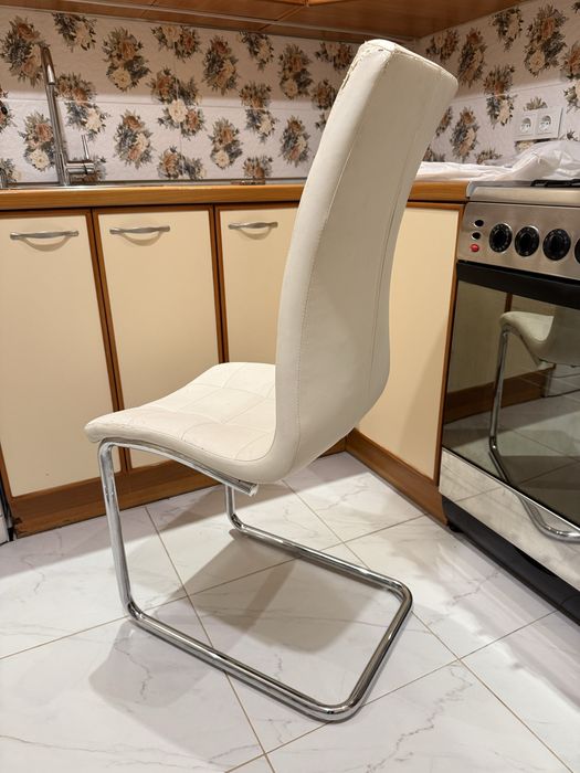 Стільці для кухні / білі м’які стільці / крісла зі спинкою