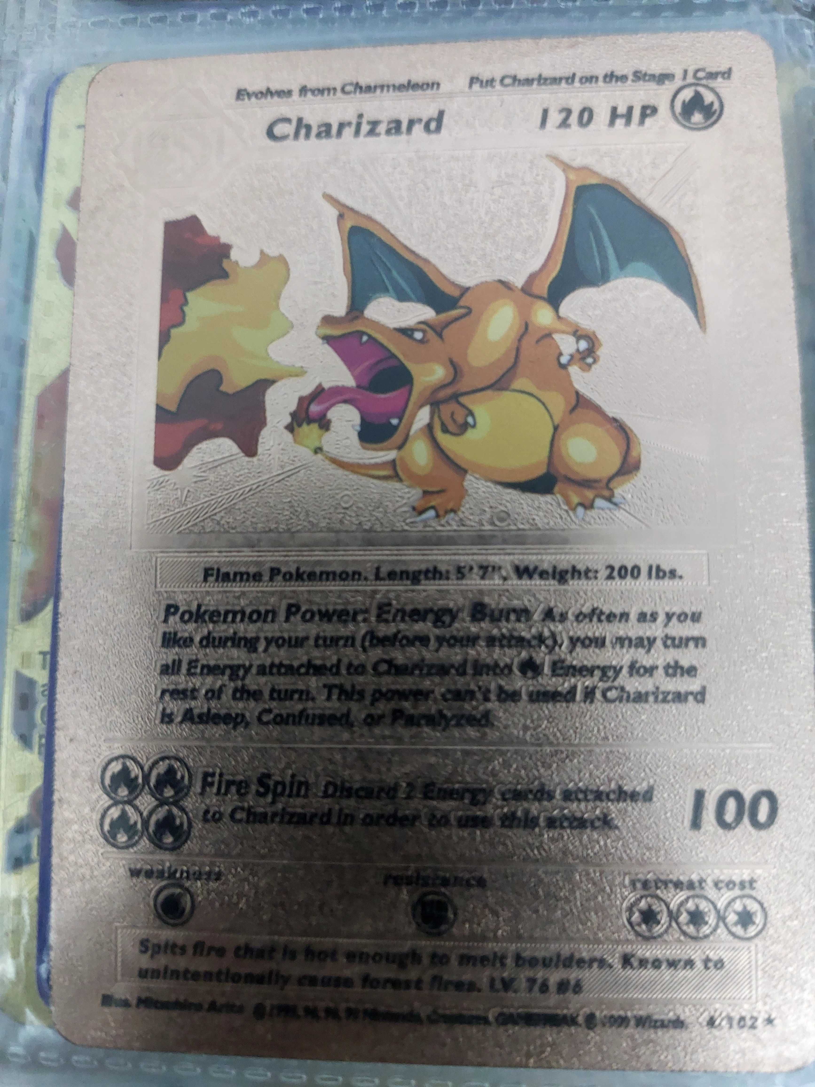 Carta Pokemone charizard.
