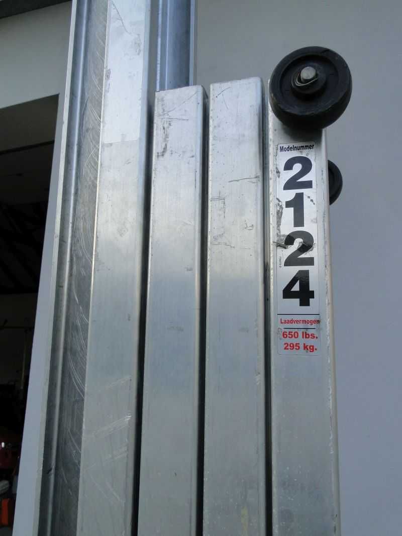 Podnośnik montażowy towarowy lift SUMNER 2124 Genie 7,5m Professional